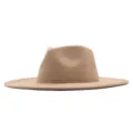 Detailansicht des breiten Wollfilz Fedora Hutes in Kamelbraun für den modischen Winter. - Erwachsene 56-58cm / Hellkamel