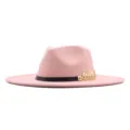 Eleganter rosa Damen Woll Filzhut Fedora mit schwarzem Band und goldenem Blatt Detail. - Erwachsene (56-58cm) / Hellrosa