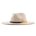 Beige Fedora Hut Detail, eleganter schwarzer Riemen mit goldenem Blattdekor, Woll-Winterstil. - Erwachsene (56-58cm) / Beige