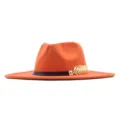 Orangefarbenes Woll-Fedora mit schwarzem Lederband und eleganter goldener Blatt-Dekoration. - Erwachsene (56-58cm) / Orange