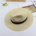Sombrero de paja clásico con banda negra, fedora elegante de ala plana para viajes de verano. - Cuadrado Beige