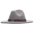 Grauer Filzhut Fedora für Damen mit stilvollem Leo-Muster Gürtel und Metallschale Krempe. - M (56-58cm) / Grau