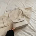 Witte PU lederen oksel schoudertas met schattige zilveren strik, elegante handtas. - Wit