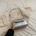 Zilveren okseltas stijlvolle metalen schoudertas trendy baguette handtas voor dames variant - Zilver