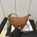 Sac bandoulière croissant en cuir marron, sac à main minimaliste chic pour femme style automne. - Marron