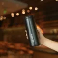 Tazza da caffè da viaggio isolata in acciaio inossidabile nero opaco con coperchio pratico. - 550ml / Nero