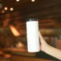 Tazza da caffè isolata in acciaio inossidabile bianco, thermos da viaggio vuoto. - 550ml / Bianco