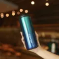 Tazza da caffè da viaggio isolata in acciaio inossidabile con vuoto e sfumatura blu. - Sfumatura blu