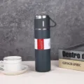 Edelstahl Vakuum isolierte Thermoskanne mit Silikonhülle und tragbarem Deckel für Büro und Reise. - Grau