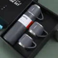 Edelstahl Thermoskanne Geschenkset mit Isolierflasche und zwei Bechern im schwarzen Karton. - Grau Set