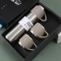 Edelstahl Vakuum Isolierkanne Set mit drei Tassen, 500ml Thermobecher Geschenkbox. - Silbernes Schmuckset