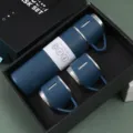 Edelstahl Thermosbecher Geschenkeset mit drei Tassendeckeln in dunklem Blau fuer Business. - Blau Set