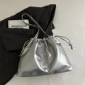 Zilveren zachte lederen schouder emmertas chique minimalistische crossbody tas voor dames. - Zilver