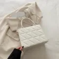 Witte gewatteerde handtas voor dames, elegante PU lederen schoudertas met handvat. - Wit