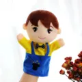 Burattino a mano da ragazzo cartone animato variante salopette blu, guanto interattivo peluche. - Pupazzo a Mano da Ragazzo dei Cartoni Animati / Lunghezza circa 25cm