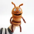 Marionnette à main en peluche marron avec bouche mobile et design à corps rayé. - Fourmi
