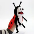 Marionnette à main peluche coccinelle rouge avec bouche mobile pour enfants et spectacles - Coccinelle