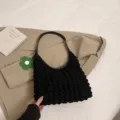 Zwarte schoudertas met bubbeltextuur, modieuze okseltas in hobo-stijl met bloemenhanger. - Zwart
