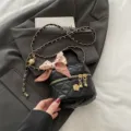 Moderne zwarte gewatteerde mini ketting doos tas vrouwen, chique crossbody schoudertas met sjaal. - S / Zwart