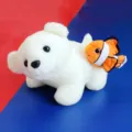 Bambola in peluche di orso polare bianco con accessorio pesce pagliaccio, morbido animale. - Stile Amico - Pesce Pagliaccio