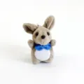 Süßes Känguru Plüschtier Schlüsselanhänger mit blauer Schleife, weicher Stofftier Anhänger. - Anhänger: Höhe ca. 9cm / Blaue Fliege Känguru Baby Anhänger