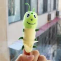 Mignonne marionnette à doigt en peluche chenille, jouet insecte vert jaune pour éducation. - Marionnette à Doigt Chenille
