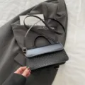 Klassieke zwarte gewoven schoudertas voor dames, elegante vintage handtas met handvat bovenop. - Zwart