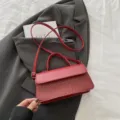 Vintage rode geweven crossbody tas voor dames, stijlvolle minimalistische PU lederen tas. - Rood