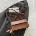 Vintage bruine leren crossbody tas voor dames met handvat en chique reliëftextuur. - Bruin