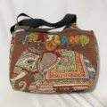 Borsa a tracolla in tela stile etnico con ricamo di elefante e bottone in legno grande borsa. - Stile 65-Marrone Ricamo Elefante / Grande 45x40x12cm