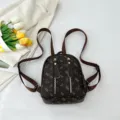 Petit sac à dos chic pour femme, joli imprimé d'ours, sac décontracté léger et élégant. - Café