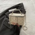 Trendy gewatteerde schoudertas voor dames, stijlvolle pendeltas met klinknagels. - Wit
