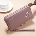 Primer plano detallado de la cartera larga con doble cremallera en malva con dijes. - Estilo de Doble Cremallera (SLW-501) / Rosa Loto
