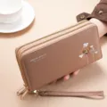 Vista detallada de cartera larga para mujer con cremallera doble y correa de muñeca. - Estilo de Doble Cremallera (SLW-501) / Caqui