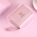 Portefeuille court en cuir PU rose pour femme avec poche monnaie zippée et ornement de cerf. - Rose