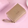 Portefeuille court compact pour femme en cuir PU avec une poche zippée et dragonne pratique. - Abricot