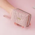 Rosa kurze Geldbörse für Damen, modische gesteppte Münztasche mit Reißverschluss und Kartenfächern. - Rosa