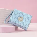 Portefeuille femme trifold bleu clair avec motif monogramme M, boucle métal et dragonne. - Bleu