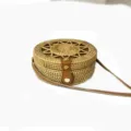 Ronde geweven stro schoudertas voor dames, boho vintage rotan crossbody tas voor de zomer. - Zonnebloem Stijl met PU Gesp