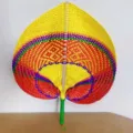 Ventaglio in bambù colorato intrecciato a mano con motivo geometrico tradizionale - Colorato Grande Giallo Rosso (Tessuto Fine)