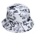 Gedetailleerd overzicht van witte vissershoed met zwarte graffitiprint, streetwear hip. - 16#