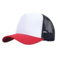 Gedetailleerde close-up van de ademende mesh honkbalpet met rode klep en wit voorpaneelontwerp. - Verstelbaar (56-58cm) / Fel Rood Wit en Zwart Net