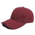 Detailopname van de versleten klep en geborduurde PEACE-letter op de bordeaux pet. - M (56-58cm) / Bordeauxrood