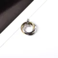Detalle en primer plano del colgante de acero de titanio con anillos entrelazados finos. - Solo Colgante (Sin Cadena) (Dorado)