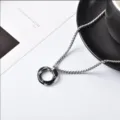 Collar con colgante de tres anillos de acero titanio plateado, variante de joyería hombre. - 60CM / Negro