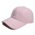 Gedetailleerd uitzicht op de roze geborduurde honkbalpet, casual stijl en modieus ontwerp. - M (56-58cm) / Roze