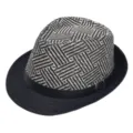 Detailopname van de zwart-witte gevlochten fedora hoed met een lederen riem en metalen gesp. - Volwassene (56-58cm) / Zwart