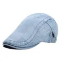 Detailopname van de getextureerde lichtblauwe denim platte pet met fijn geweven stof. - Eén Maat (56-60cm) / Licht denim
