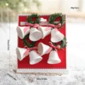 Kerst witte bel hangende ornamenten met rode strikken en groene dennenkransen voor boom. - Stijl E Klok Combinatie