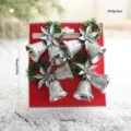 Kerst hangende zilveren belletjes decoratie met glitterbloem en dennennaalden kaart. - Stijl G Klok Combinatie